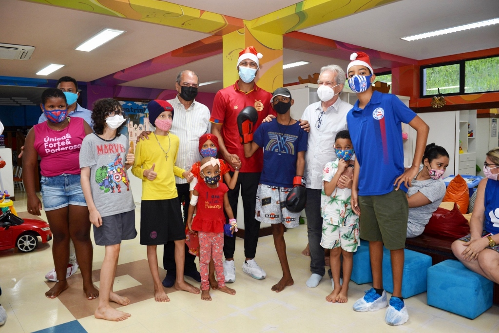 Campeão olímpico Hebert Conceição visita as crianças do GACC-BA