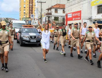 Voluntária do GACC-BA carrega a Tocha Olímpica e dedica aos pacientes