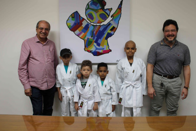 Rotary Club da Barra doa kimonos para as crianças